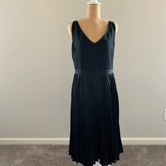 NWT Banana Republic Little Black Dress V-Neck Bodice Pleated Skirt Size10P - Picture 2 of 6